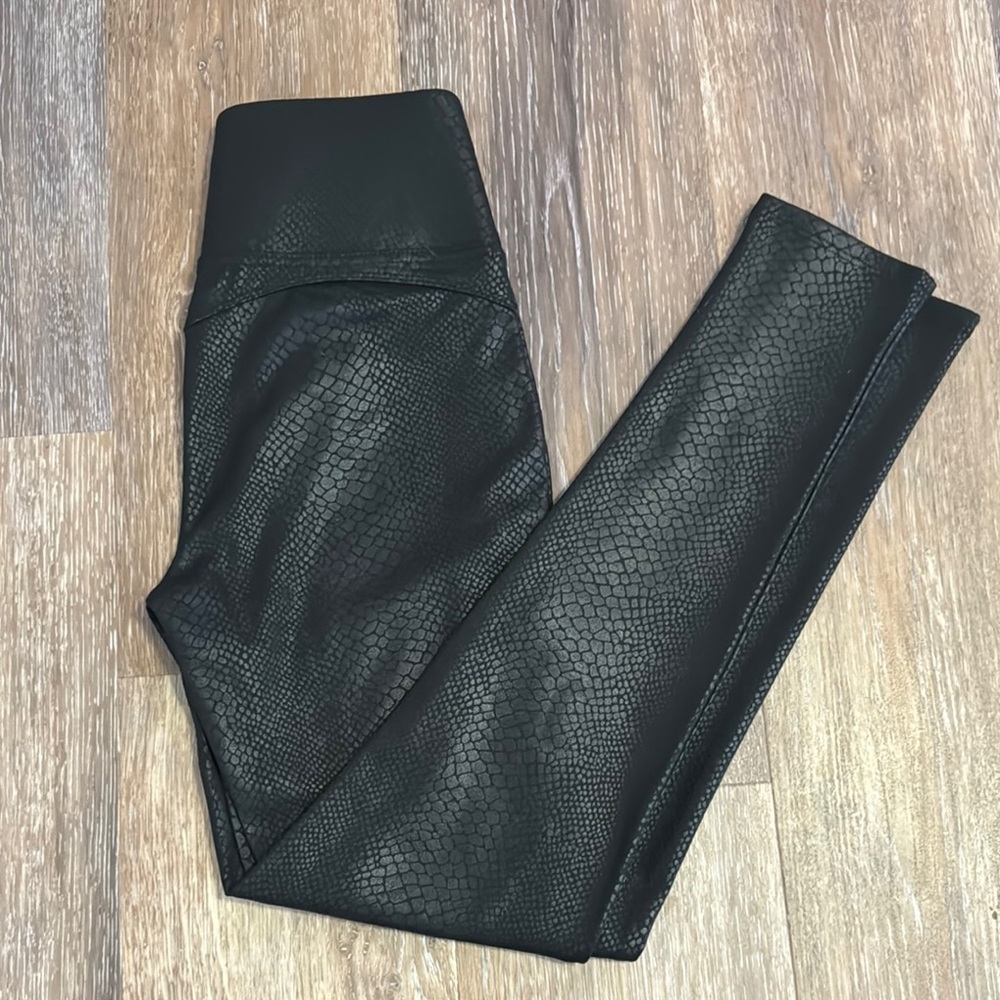 Sleek Snake Design Black Leggings